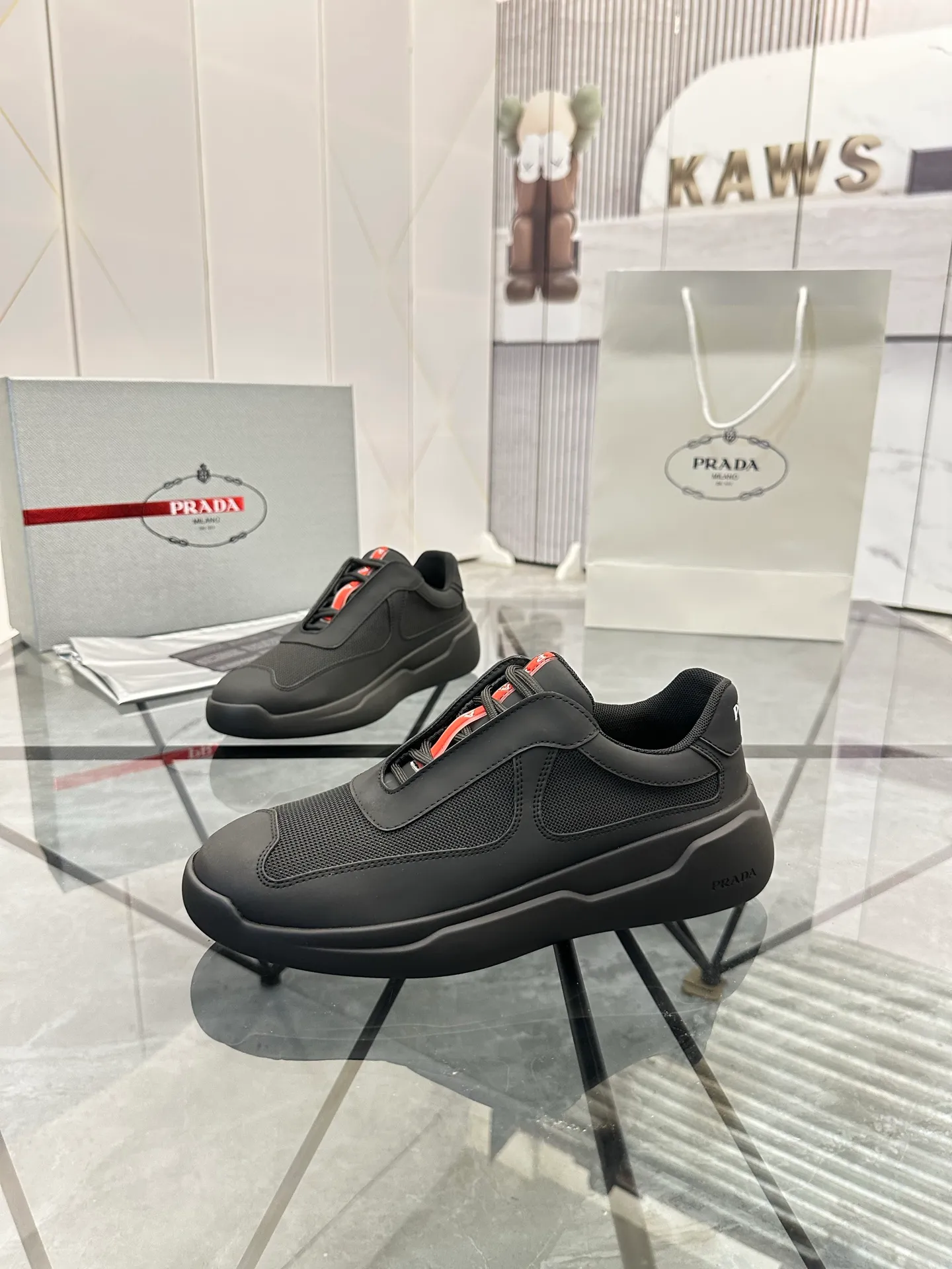 Men's shoes: 💰P660¥ High-end top quality Product trademark: Prada *"Prada*" low-top casual shoes Regular size: 38-45 (can be customized to 46) Product materials: Upper imported silk cowhide spliced ​​with original fabric, breathable lining, original outsole. No.: 001